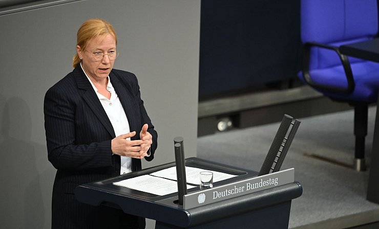 Die stellvertretende SPD-Fraktionschefin Dagmar Schmidt kritisiert den Vorstoß von CDU-Generalsekretär Carsten Linnemann für einen harten Kurs beim Bürgergeld. (Archivbild) - © Katharina Kausche/dpa