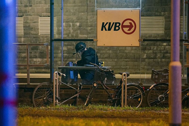 Ein herrenloser Koffer an einer Straßenbahnhaltestelle in Köln sich bei einer Überprüfung als harmlos herausgestellt. - © Henning Kaiser/dpa