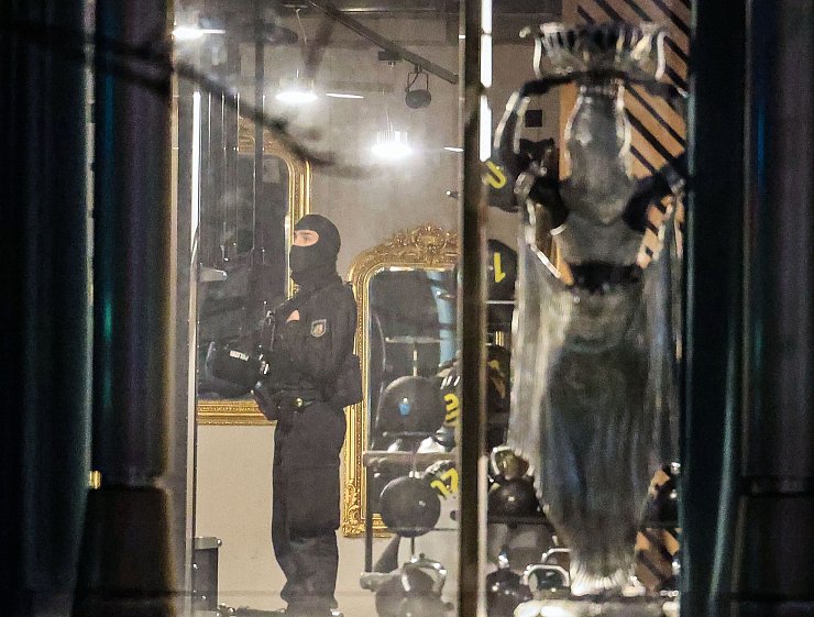 Ein Polizist am Schauplatz des Verbrechens. - © Oliver Berg/dpa