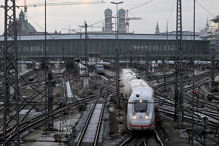 Der Zugverkehr von und zum Hauptbahnhof in München wurde zunächst eingestellt. - © Felix Hörhager/dpa