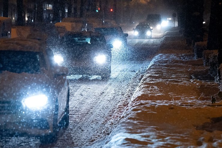Schnee und Eis sorgen in Bayern für Chaos im Verkehr. - © Sven Hoppe/dpa