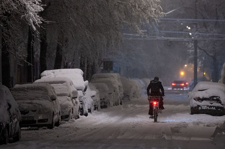 Mit dem Fahrrad durch München. In bayrischen Landeshauptstadt fuhren U-Bahnen, Busse und Straßenbahnen zeitweise nicht mehr. - © Sven Hoppe/dpa