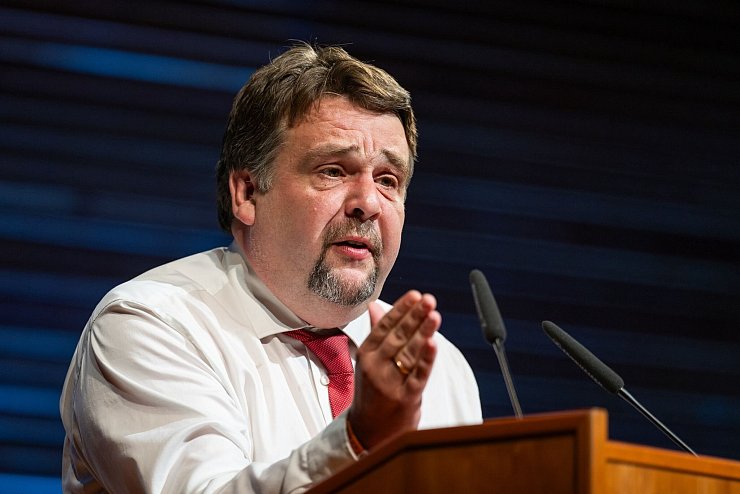 Dennis Radtke stellt in Frage, ob Merz seiner Rolle als Kanzler gerecht wird. - © Jacob Schröter/dpa