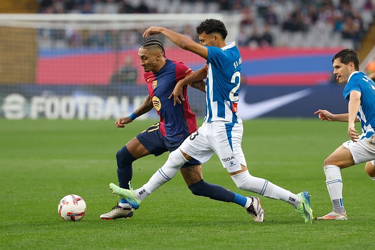 Meist einen Schritt voraus: Kapitän Raphinha (l) und Co. lassen Espanyol keine Chance. - © Joan Monfort/AP/dpa
