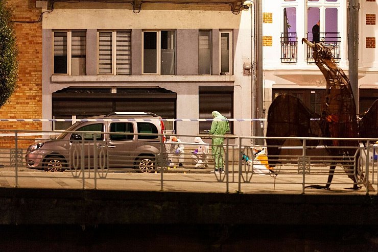 Ermittler arbeiten am Ort der Schießerei in Brüssel. - © Nicolas Landemard/AP/dpa