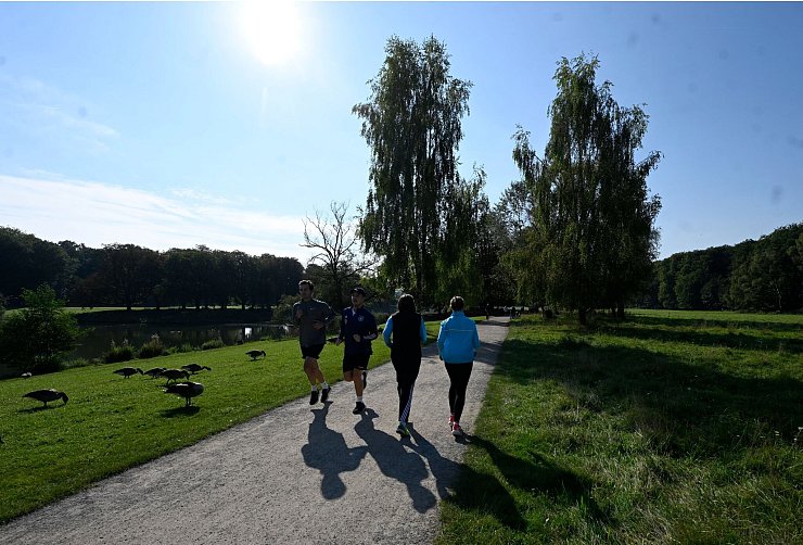 Schon am Sonntag genossen viele in NRW den strahlenden Sonnenschein. Zur Wochenmitte kommen noch steigende Temperaturen dazu. - © Roberto Pfeil/dpa