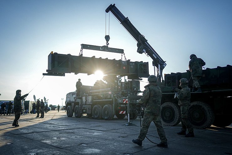 Soldaten der Bundeswehr verladen Raketen für das Flugabwehrsystem Patriot, das nun vorübergehend im polnischen Rzeszow stationiert wird. (Foto aktuell) - © Kay Nietfeld/dpa
