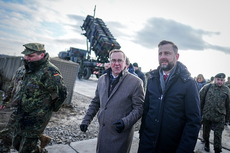 Bundesverteidigungsminister Boris Pistorius und sein polnischer Amtskollege Wladyslaw Kosiniak-Kamysz vor der Patriot-Flugabwehrstellung in Rzeszow. (Foto aktuell) - © Kay Nietfeld/dpa