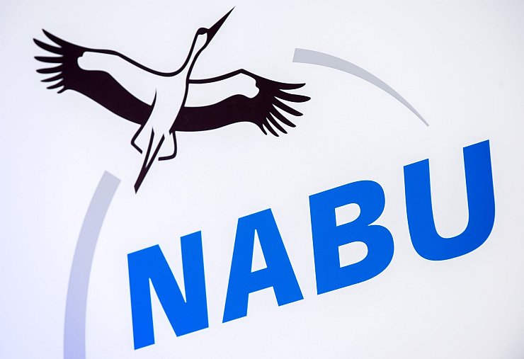 Das Logo des Naturschutzbundes in Deutschland (NABU). - © Hauke-Christian Dittrich/dpa