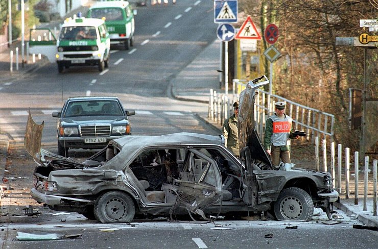 Bei einer Bombenexplosion kommt Alfred Herrhausen ums Leben. Wer genau dafür verantwortlich ist, ist bis heute unklar. (Archivbild) - © picture alliance / dpa