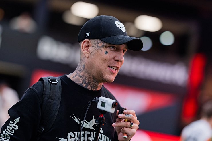 Streamer wie Montana Black sind als Team-Manager bei der Baller League mit dabei. - &copy; Rolf Vennenbernd/dpa