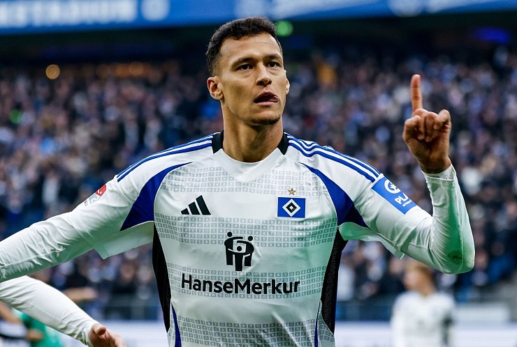 Doppel-Torschütze und pro Polzin: HSV-Stürmer Davie Selke - © Axel Heimken/dpa