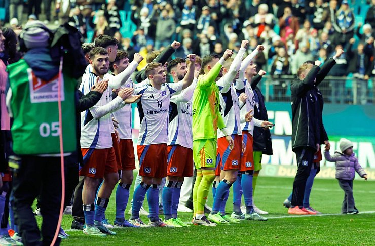Versöhnlicher Abschied des HSV von den Fans - © Axel Heimken/dpa