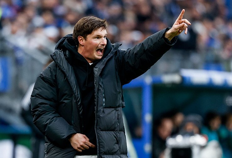 Gibt die Richtung weiter vor: der neue HSV-Cheftrainer Merlin Polzin - © Axel Heimken/dpa