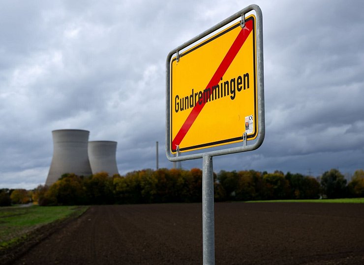 Am Samstag war es so weit: Die beiden Kühltürme wurden gesprengt. - © Sven Hoppe/dpa