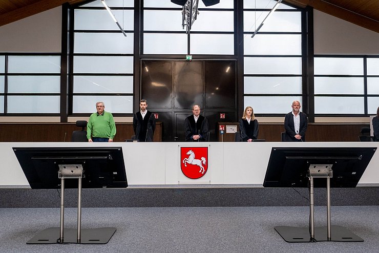 Die Verhandlung gegen die ehemalige RAF-Terroristin Daniela Klette ist im neuen Sitzungssaal in einer umgebauten Reithalle fortgesetzt worden. - © Sina Schuldt/dpa POOL/dpa