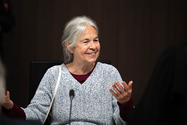 Daniela Klette kritisiert den provisorischen Gerichtssaal. - © Sina Schuldt/dpa POOL/dpa