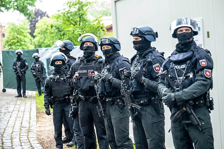 Der Eingang des neuen Gerichtssaals am Stadtrand von Verden wird streng bewacht. - © Sina Schuldt/dpa