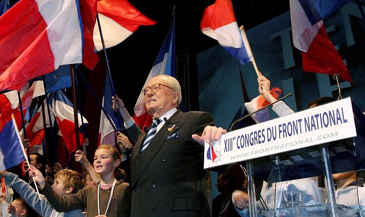 Le Pen machte die Partei Front National zur politisch bedeutsamen Kraft. (Archivbild) - © epa Caroline Blumberg/EPA/dpa