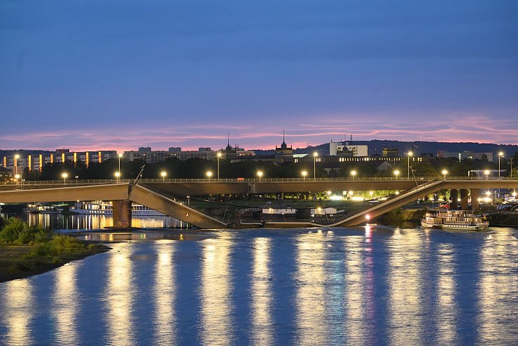 Teile der Carolabrücke in Dresden sind eingestürzt. - © Robert Michael/dpa