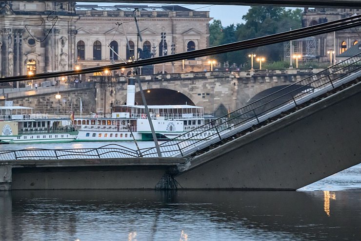 Auf einer Länge von etwa 100 Metern ist ein Teil der Brücke eingestürzt. - © Robert Michael/dpa