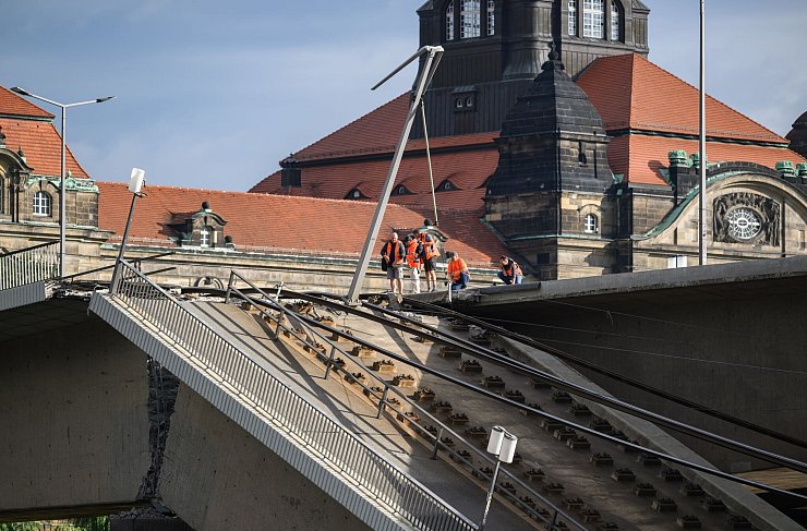 Wo Minuten zuvor noch Straßenbahnen führen, ist ein Teil der Brücke zusammengebrochen. - © Robert Michael/dpa