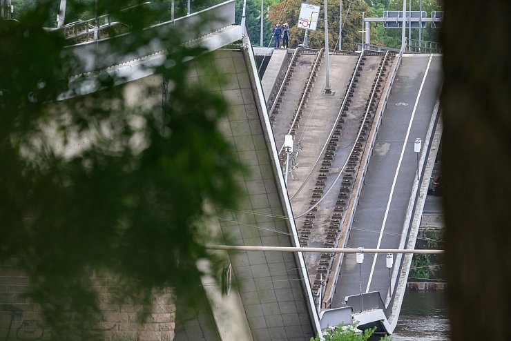 Abgeknickt, eingestürzt: die Carolabrücke in Dresden. - © Robert Michael/dpa