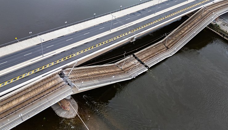 Weitere Teile der Brücke gelten als einsturzgefährdet. - © Robert Michael/dpa