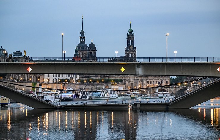 Eine Straßenbahn war glücklicherweise gerade nicht auf der Brücke. - © Robert Michael/dpa