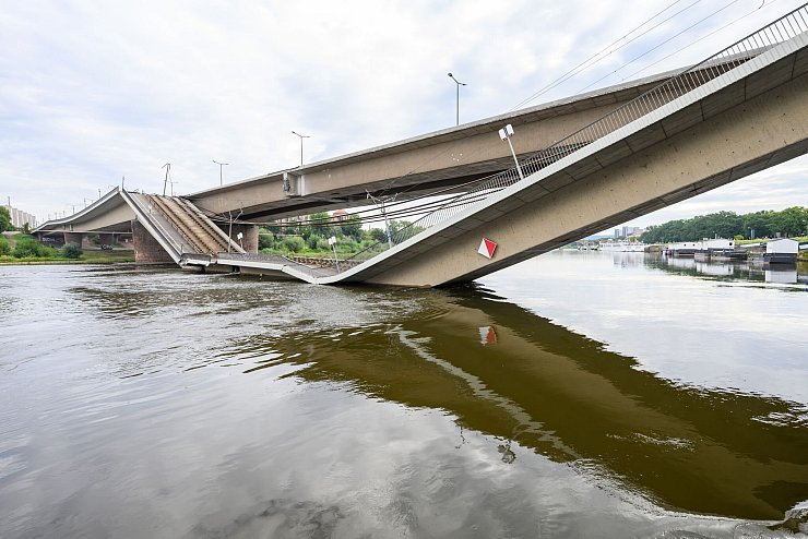 Ein Teil der Brücke liegt in der Elbe. - © Robert Michael/dpa