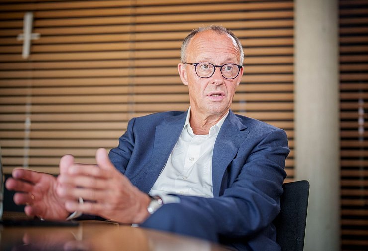 Merz geht davon aus, dass die Gespräche in den beiden Ländern noch einige Wochen dauern könnten, von Koalitionen sei man weit entfernt. - © Michael Kappeler/dpa