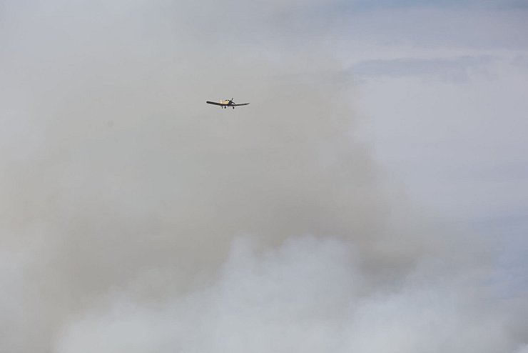 Vor zwei Jahren hatte der Landkreis Harz den Katastrophenfall wegen eines Brandes am Brocken ausgerufen - jetzt ist dort wieder ein Feuer ausgebrochen. - © Matthias Bein/dpa