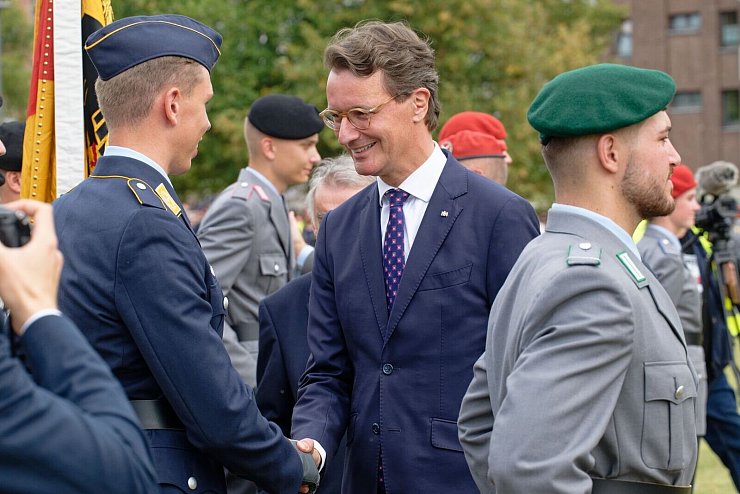 Ministerpräsident Hendrik Wüst begrüßte die Rekruten. - © Henning Kaiser/dpa