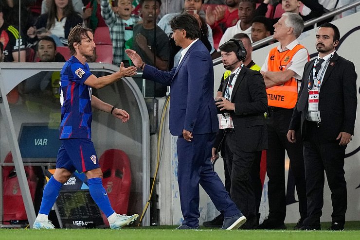 Lob vom Trainer: Kroatiens Luka Modric führt seine Elf zum Sieg. - © Armando Franca/AP