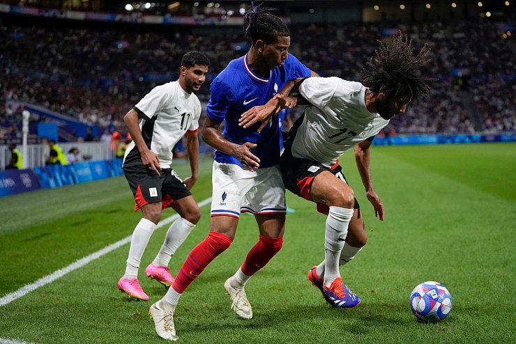 Bayern M&uuml;nchen Neu-Profi Michael Olise (Mitte) sorgte f&uuml;r den Endstand. - &copy; Silvia Izquierdo/AP/dpa