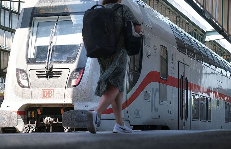 Im Fernverkehr mit der Bahn wachsen die Fahrgastzahlen. (Archivbild) - © Bernd Weißbrod/dpa