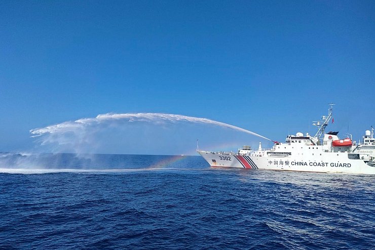 China setzt im Südchinesischen Meer immer wieder Wasserwerfer gegen philippinische Schiffe ein. (Archivbild) - © Uncredited/PHILIPPINE COAST GUARD/AP/dpa