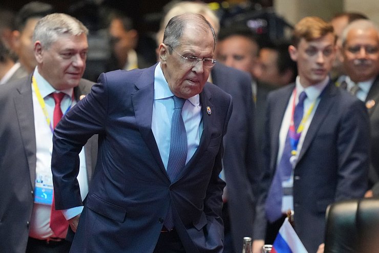 Zu einem direkten Treffen zwischen dem russischen Außenminister Sergej Lawrow und US-Außenminister Antony Blinken kam es beim Asean-Gipfel nicht. - © Dita Alangkara/AP/dpa