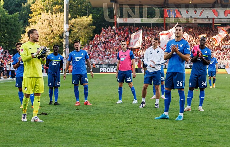 Die TSG Hoffenheim steht nach drei Niederlagen in Serie kurz vor der Abstiegszone. - © Andreas Gora/dpa
