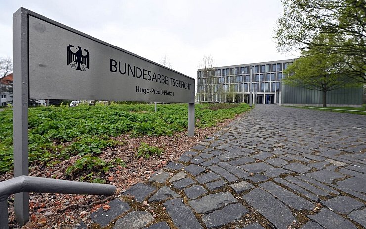 Digitale Abrechnungen und mobiles Arbeiten beschäftigen das Bundesarbeitsgericht - © Martin Schutt/dpa