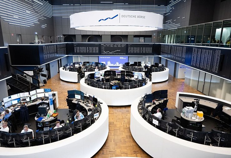 Handelssaal der Deutschen Börse: Trotz vieler Krisen eilt der Dax von Rekord zu Rekord (Archivbild) - © Boris Roessler/dpa