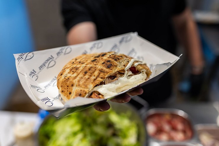 14 Euro kostet eine der gefüllten Teigtaschen. - © Philipp von Ditfurth/dpa