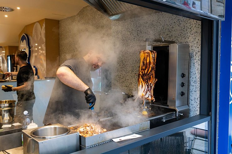 Wie ein herkömmlicher Döner wird der Calamari-Kebab am Spieß mariniert. - © Philipp von Ditfurth/dpa