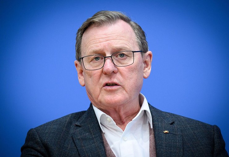 Bodo Ramelow hatte nach seiner Wahlniederlage in Thüringen nach eigenen Worten eine andere Lebensplanung, ließ sich nun aber für den "Seniorenexpress" begeistern. - © Bernd von Jutrczenka/dpa