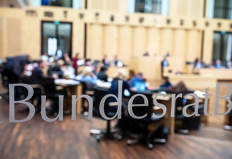 Die Länder fordern in mehreren Initiativen neue Regeln etwa zum Jugendschutz. - © Michael Kappeler/dpa