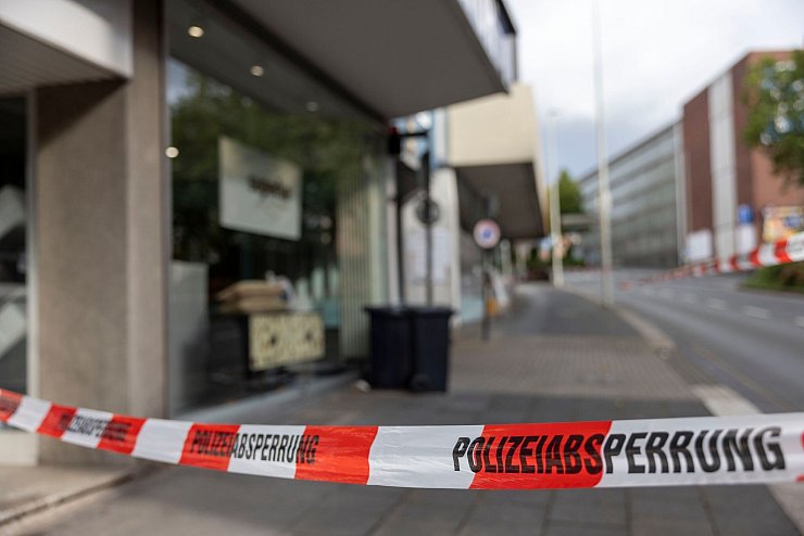 Der Tatort in der Solinger Innenstadt ist am Sonntag weiter großräumig abgesperrt. - © Thomas Banneyer/dpa