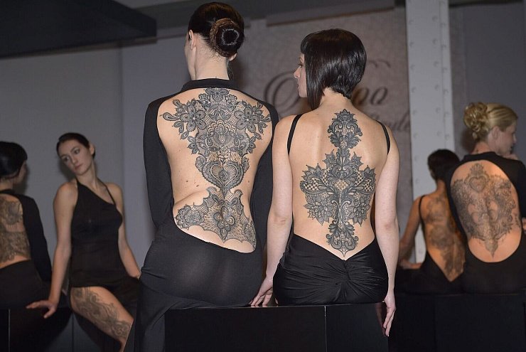 Je mehr Tattoos sie hatten, desto unattraktiver wurden Models bei einer Studie bewertet. (Archivbild) - © picture alliance / dpa