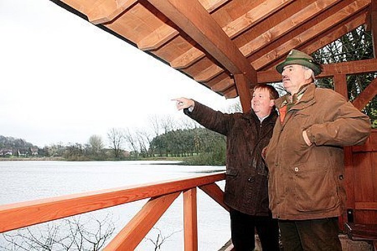 Reizvoller Ausblick: Den genießen von der neuen Schutzhütte aus Dirk Watermann (links) und Günter Harmel. Foto: privat