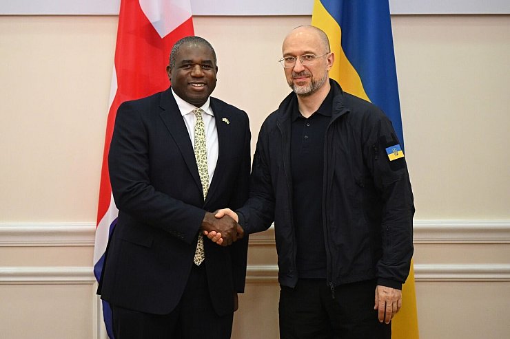 Der ukrainische Regierungschef Denys Schmyhal hat den britischen Außenminister David Lammy nochmals um die Freigabe weitreichender Waffen gebeten. - © Leon Neal/PA Wire/dpa