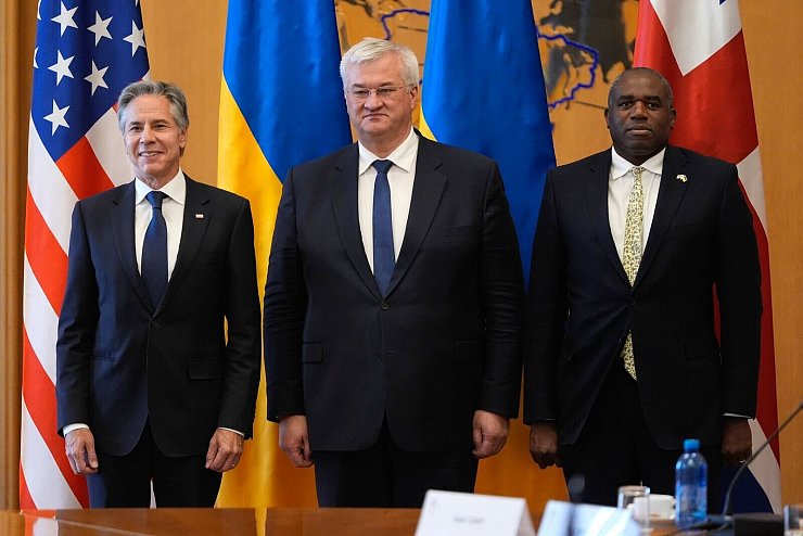 Der ukrainische Außenminister Andrij Sybiha traf seine beiden Amtskollegen Antony Blinken und David Lammy zu Gesprächen. - © Mark Schiefelbein/AP/dpa